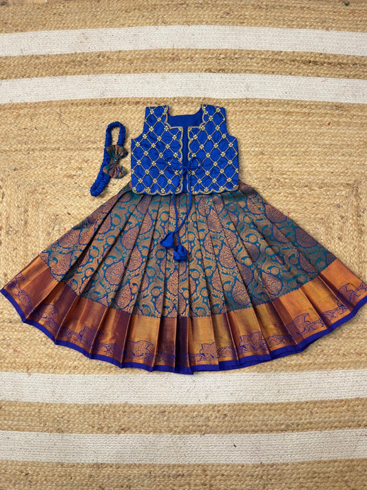 Yazhini –  Crisscross Aari Overcoat Set | CPM_0475B