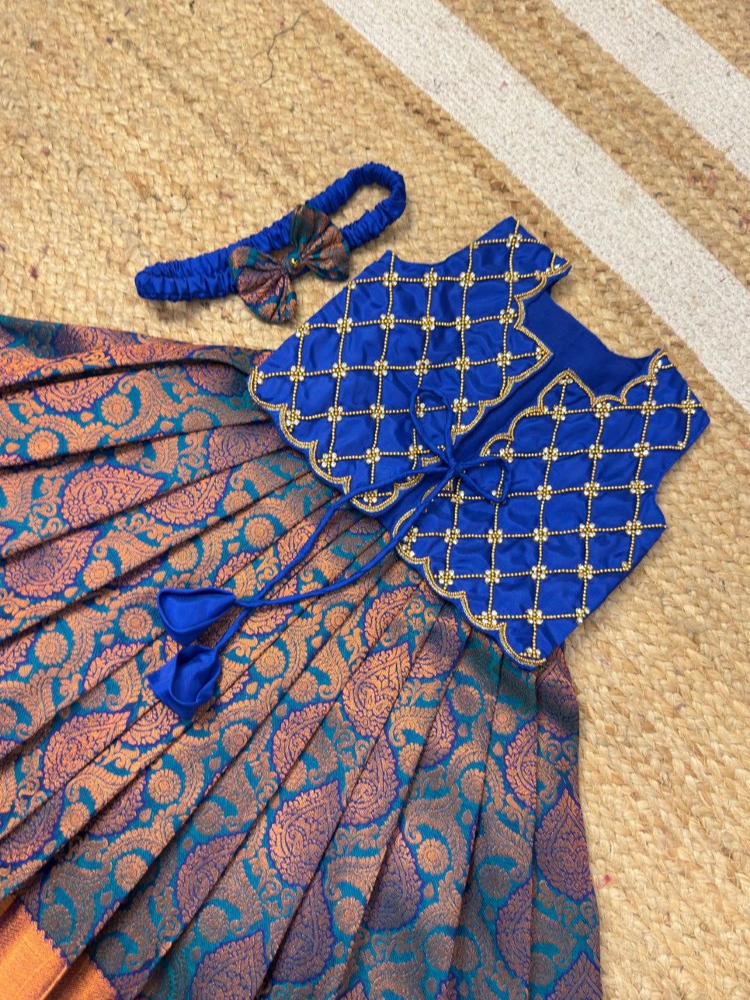 Yazhini –  Crisscross Aari Overcoat Set | CPM_0475B