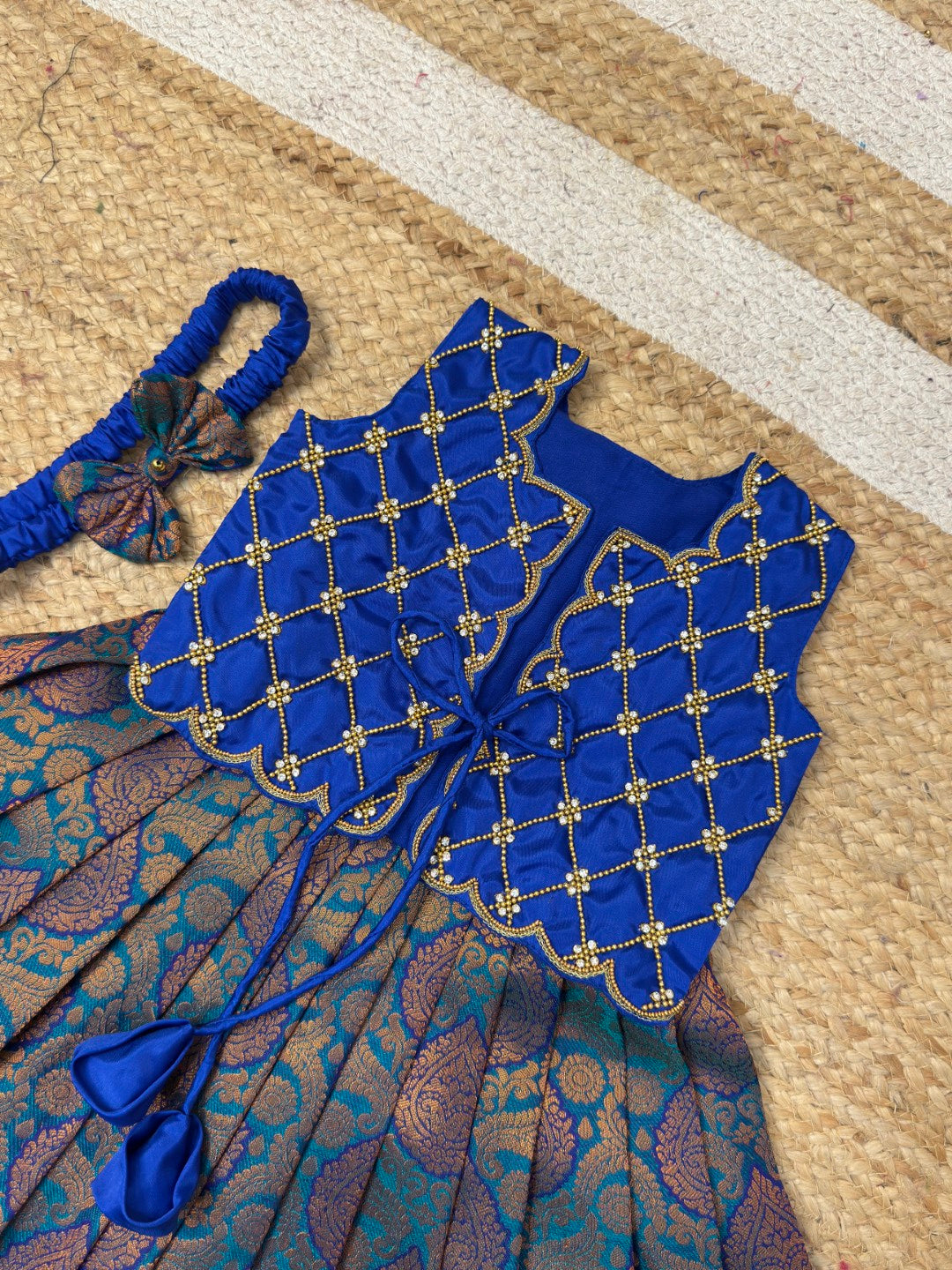 Yazhini –  Crisscross Aari Overcoat Set | CPM_0475B