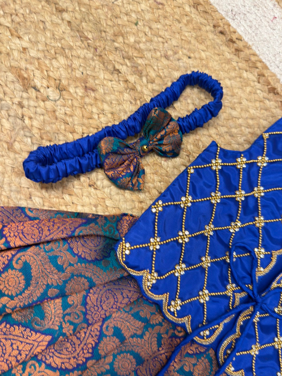 Yazhini –  Crisscross Aari Overcoat Set | CPM_0475B