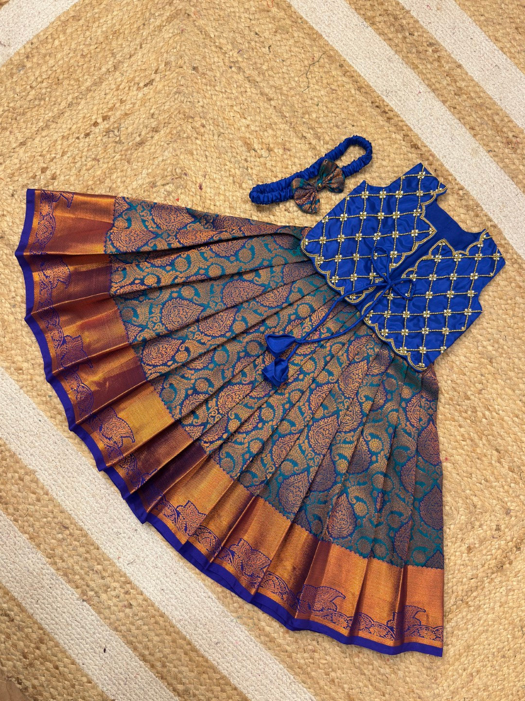 Yazhini –  Crisscross Aari Overcoat Set | CPM_0475B